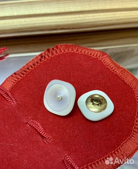 Пуговицы Перламутровые на золотой ножке