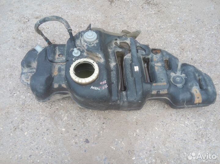 Бак топливный Toyota Land Cruiser 200 1VD