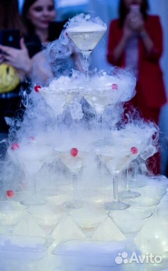 Горка из бокалов шампанского на свадьбу