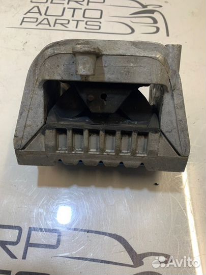 Подушка двигателя правая Volkswagen Passat B6 2.0