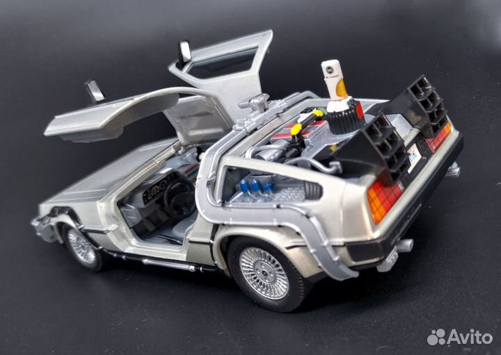 Модель Time Machine DeLorean