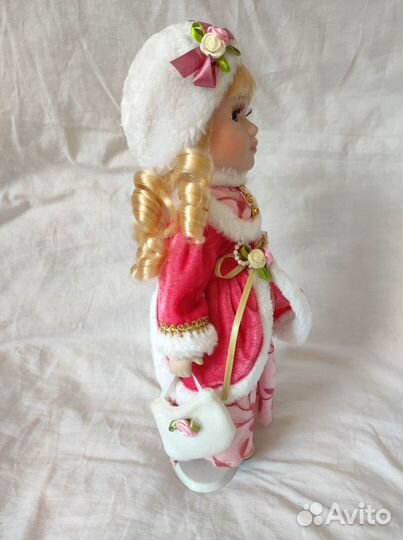 Кукла фарфоровая