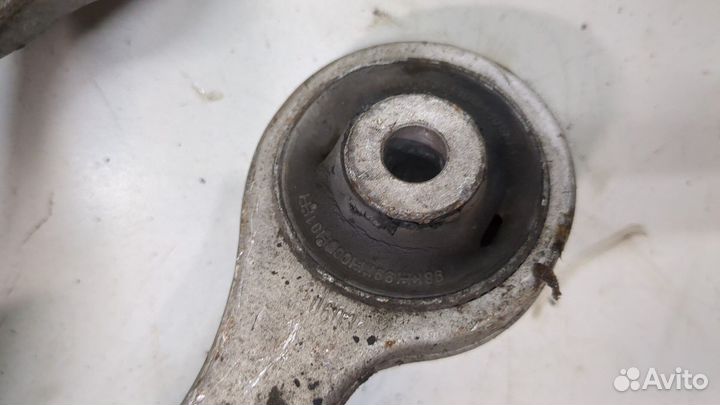 Ступица (кулак, цапфа) правая передняя Volkswagen Passat 5