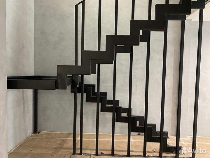 Лестница для загородного дома металический каркас