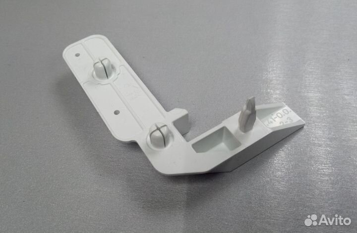 Кронштейн откидного щитка левый холодильника атлан