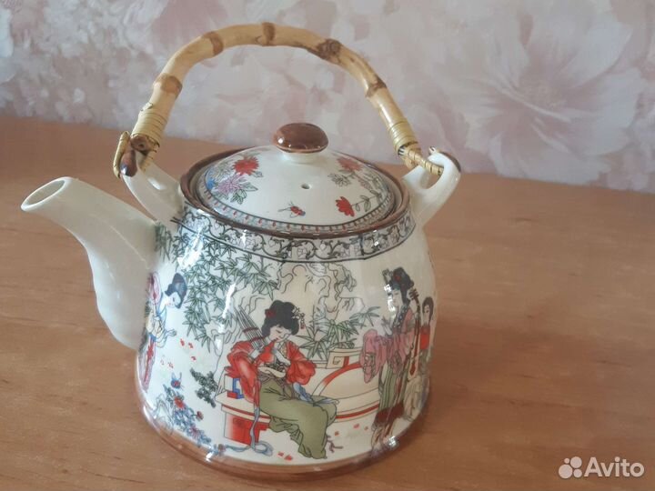 Заварочный чайник на блюдце