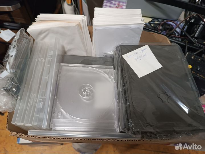 Пустые боксы для дисков, много