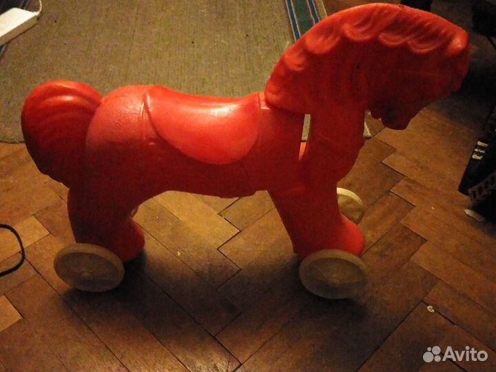 Лошадь на колёсиках пластик