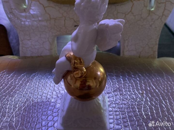 Форфоровая статуэтка