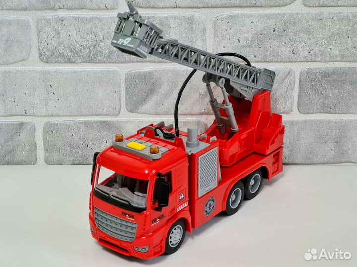 Пожарная машина Вода, инерция, свет, звук