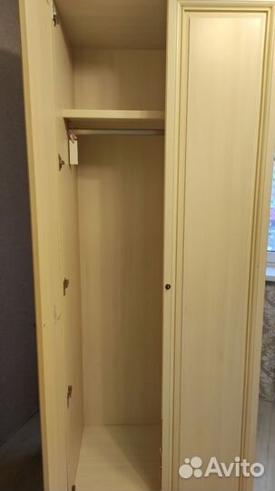 Шкаф платяной