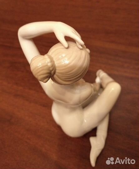 Статуэтка фарфоровая Балерина на разминке