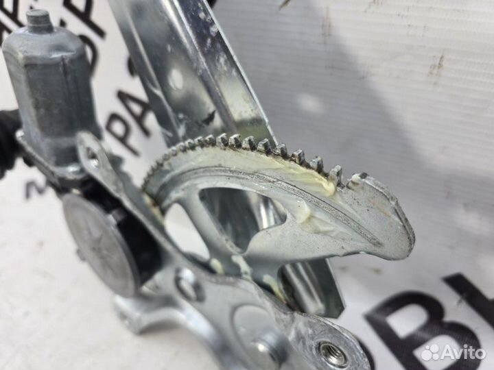 Моторчик стеклоподъемника задний левый Toyota