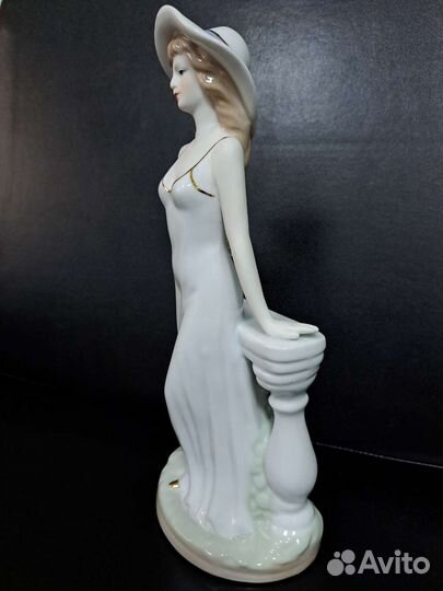 Фарфоровая статуэтка Дама с лилиями 30 см