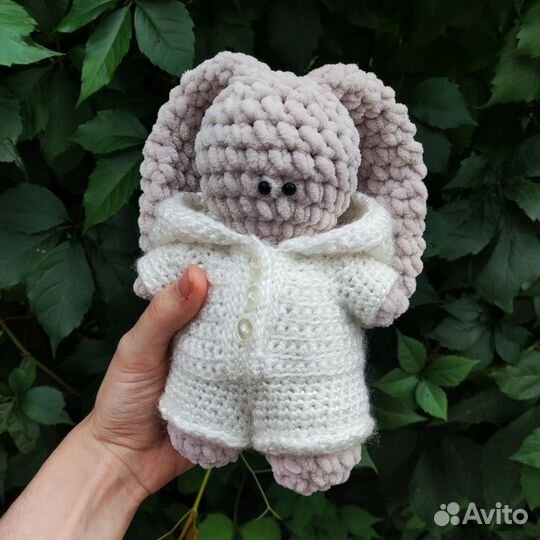 Игрушка вязаная (зайчик в костюме)
