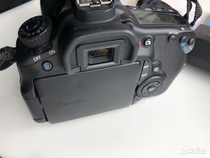 Зеркальный фотоаппарат Canon