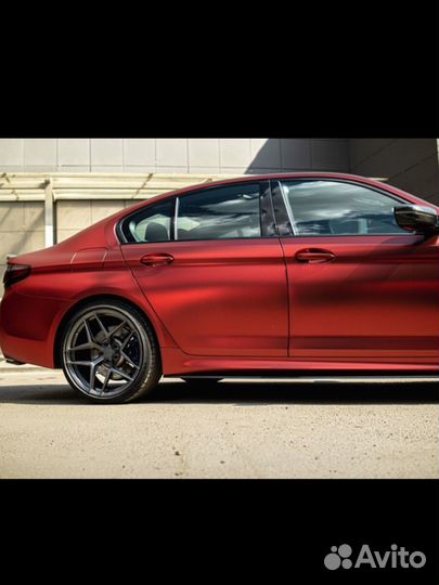 BMW M5 F90 / тюнинг карбон винил