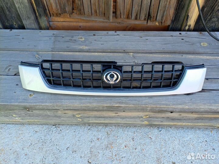 Решетка радиатора Mazda Demio