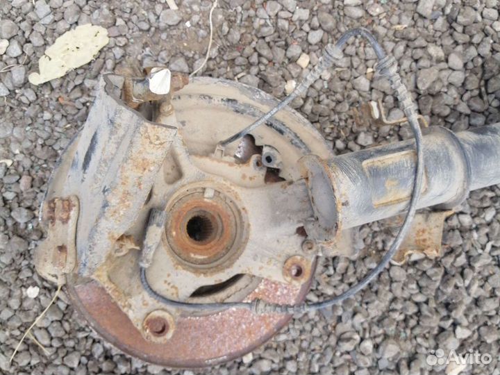 Кулак поворотный левый Renault Megan 3