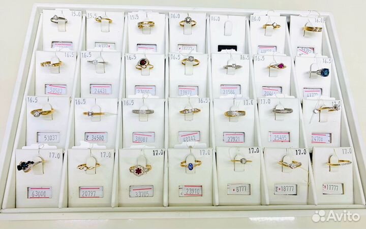 Золотое кольцо с бриллиантами и изумрудом