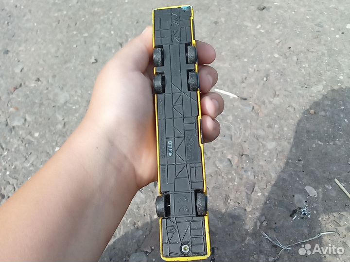 Автобус игрушничный