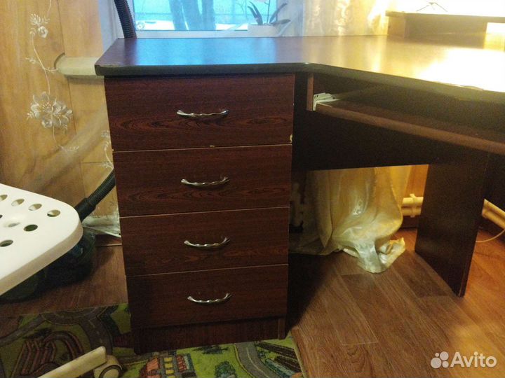 Компьютерный стол угловой с полками