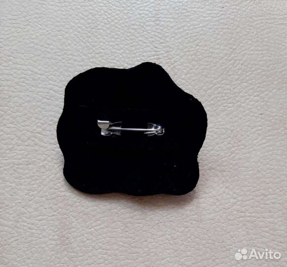 Кожаная брошь ручной работы