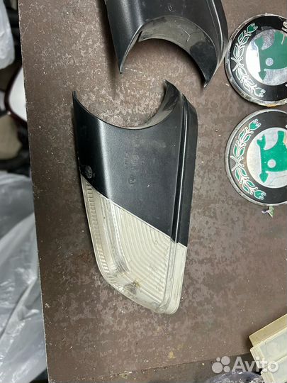 Продам набор повторители поворт и эмб. Skoda A5