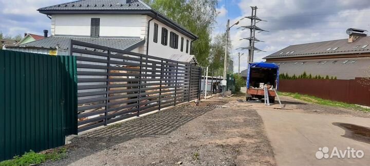 Установка забора из евроштакетника под ключ