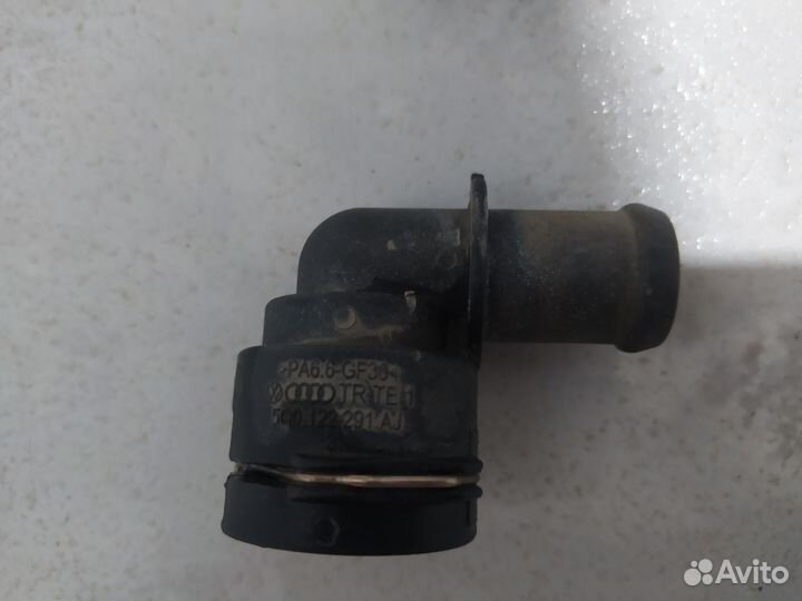 Фланец тройник системы охлаждения Skoda Octavia A7