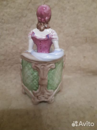 Статуэтка фарфоровая