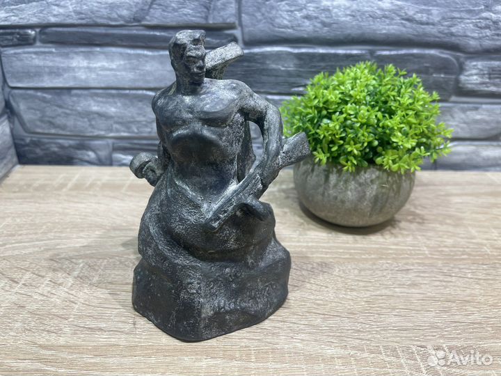 М.20426 Статуэтка Ни шагу назад