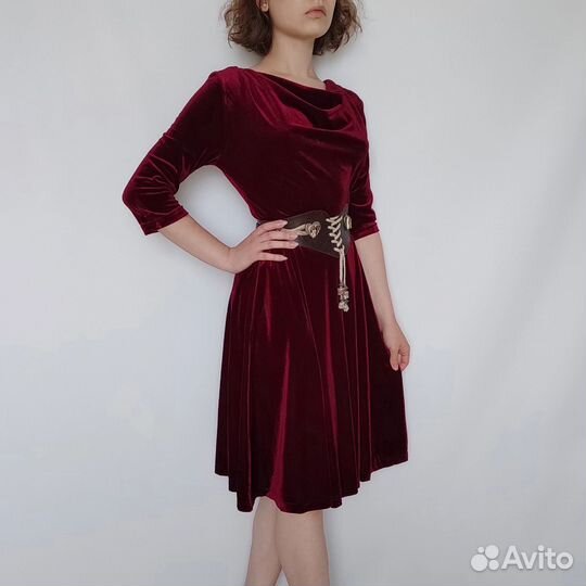 Бордовое бархатное платье