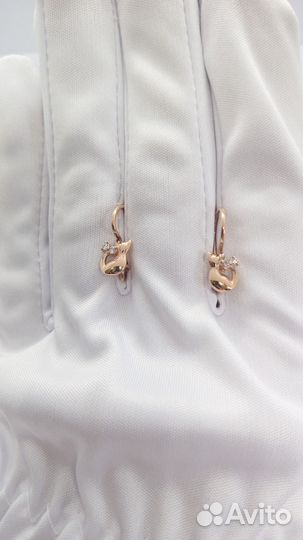 Золотые серьги с камнем