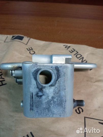 Петля двери нижняя передняя правая Volkswagen