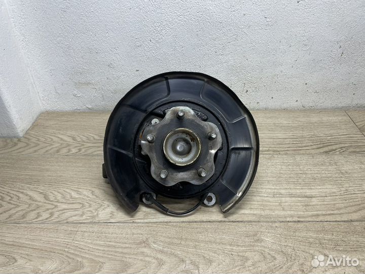 Кулак задний правый Nissan Teana J32