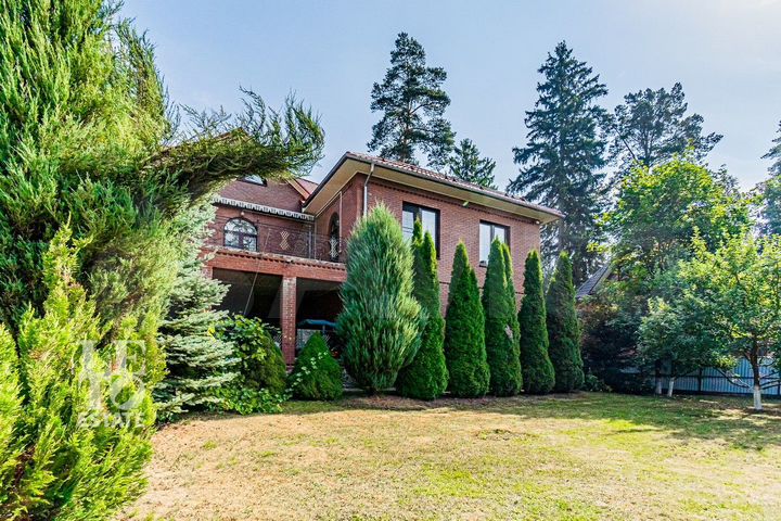 Дом 699,6 м² на участке 18,5 сот.