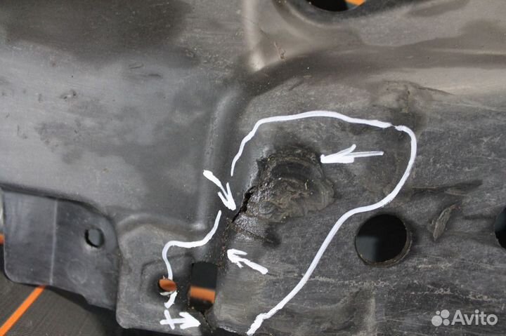 Накладка днища левая - Mercedes-Benz M-klasse W166