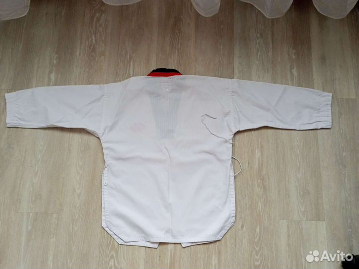 Форма для занятий тхэквондо (тобок)