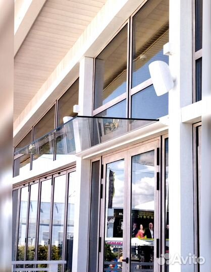 Стеклянный козырек над дверью