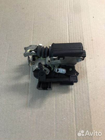 Замок передней правой двери Renault Duster