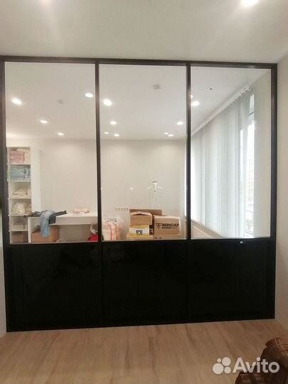 Стеклянная перегородка для зонирования