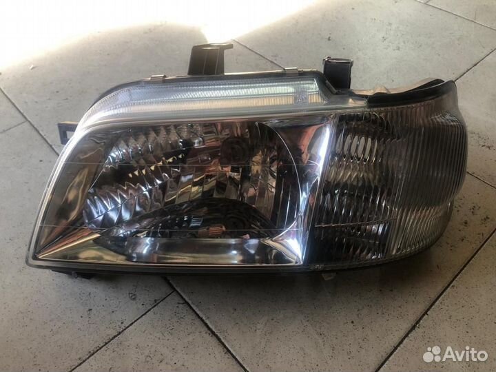 Nissan cube I (Z10) Фары передние