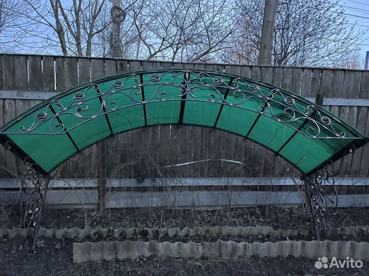 Козырек над крыльцом