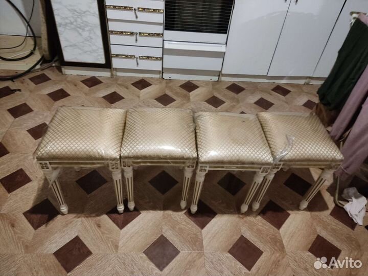 Кухонный стол и стулья