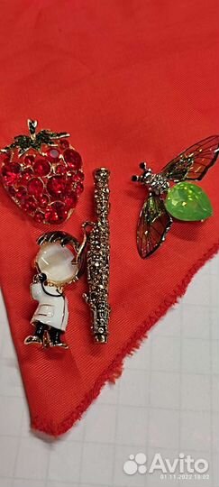 Брошки новые необычные стекло металл хороши выбор