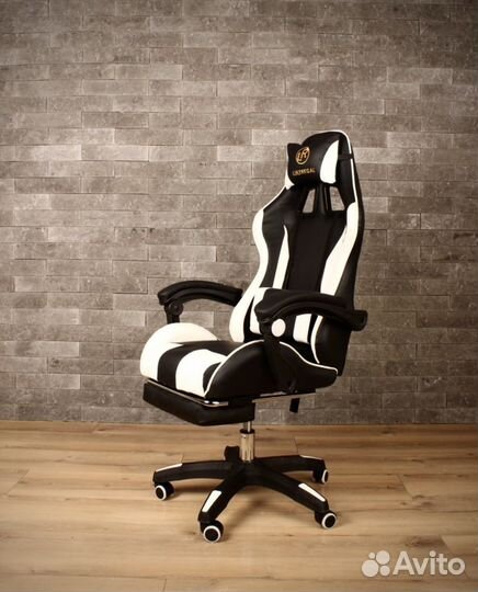 Компьютерное кресло геймерское с подножкой