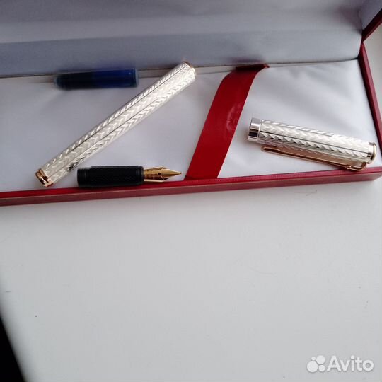 Перьевая и шариковая ручки essential