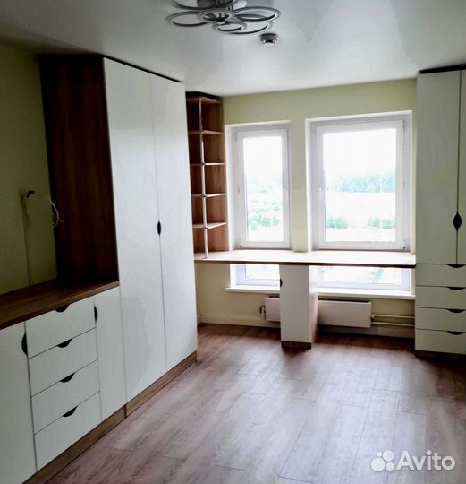 Детская рабочая зона у окна