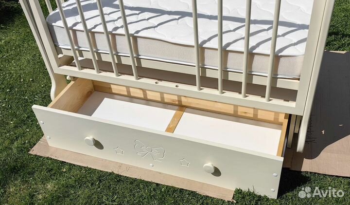 Детская кроватка с маятником и ящиком